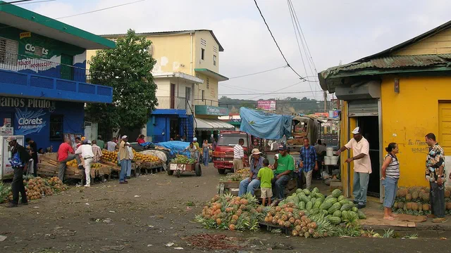 Imagen de archivo: Mercado callejero matutino en Santiago de los Caballeros.