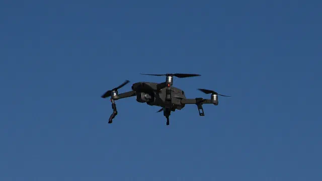 Un dron cuadricóptero en vuelo (imagen ilustrativa).