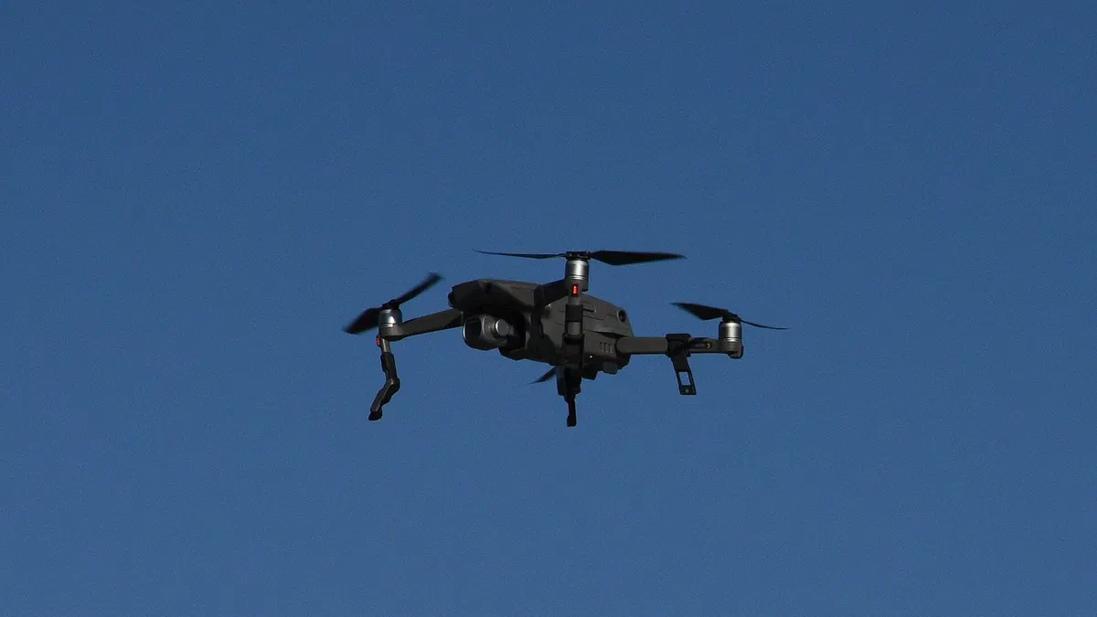 Un dron cuadricóptero en vuelo (imagen ilustrativa).