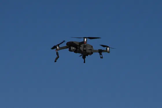 Un dron cuadricóptero en vuelo (imagen ilustrativa).