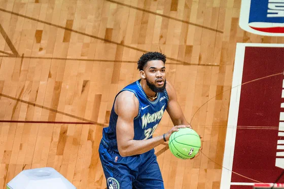 Karl-Anthony Towns durante el concurso de triples del fin de semana de estrellas de la NBA, en febrero de 2022.