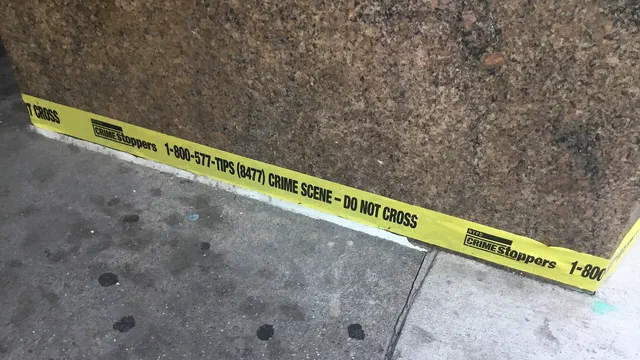 Imagen de archivo: Cinta policial de escena del crimen en una acera.