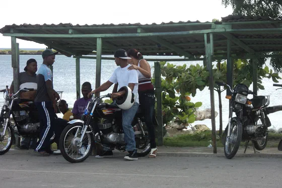 Parada de motoconchos en el barrio La Piedra, San Pedro de Macorís.