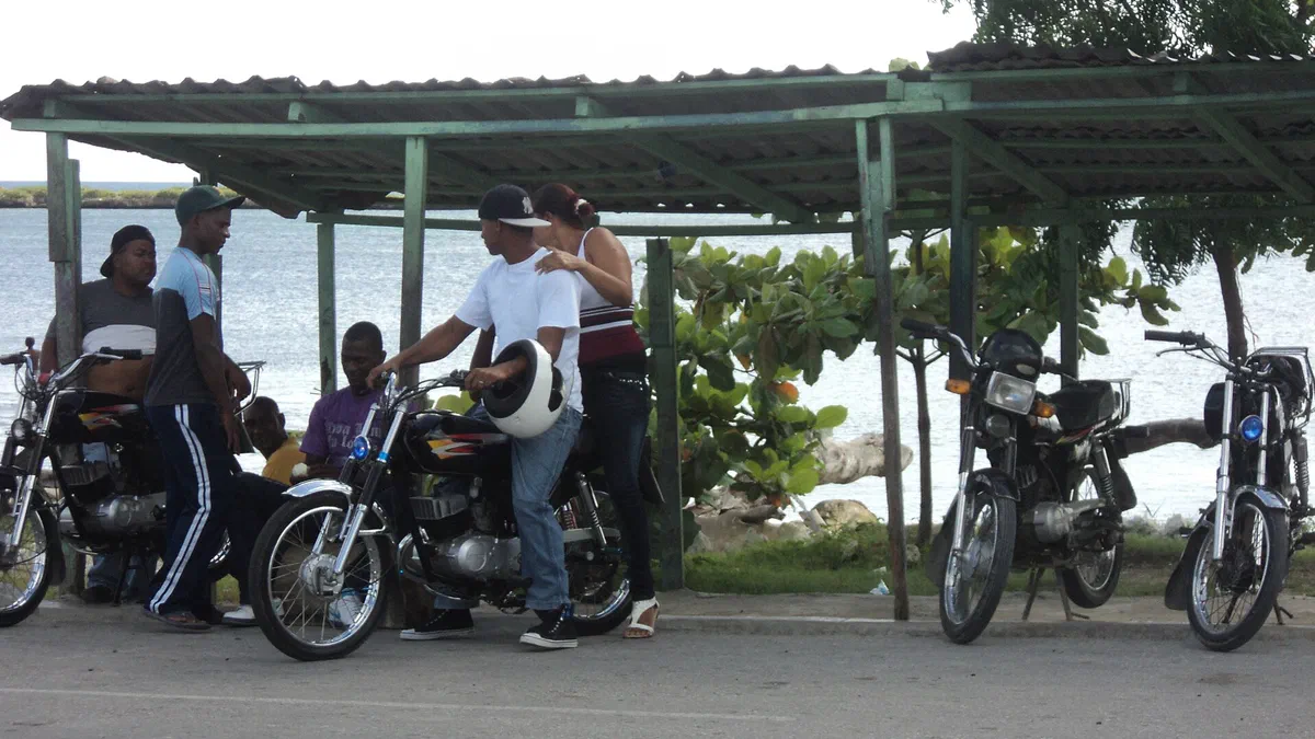 Parada de motoconchos en el barrio La Piedra, San Pedro de Macorís.