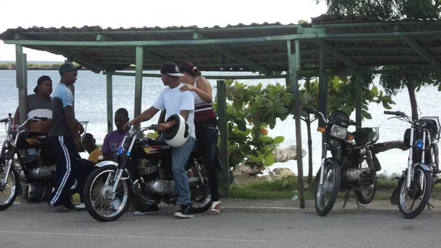 Parada de motoconchos en el barrio La Piedra, San Pedro de Macorís.