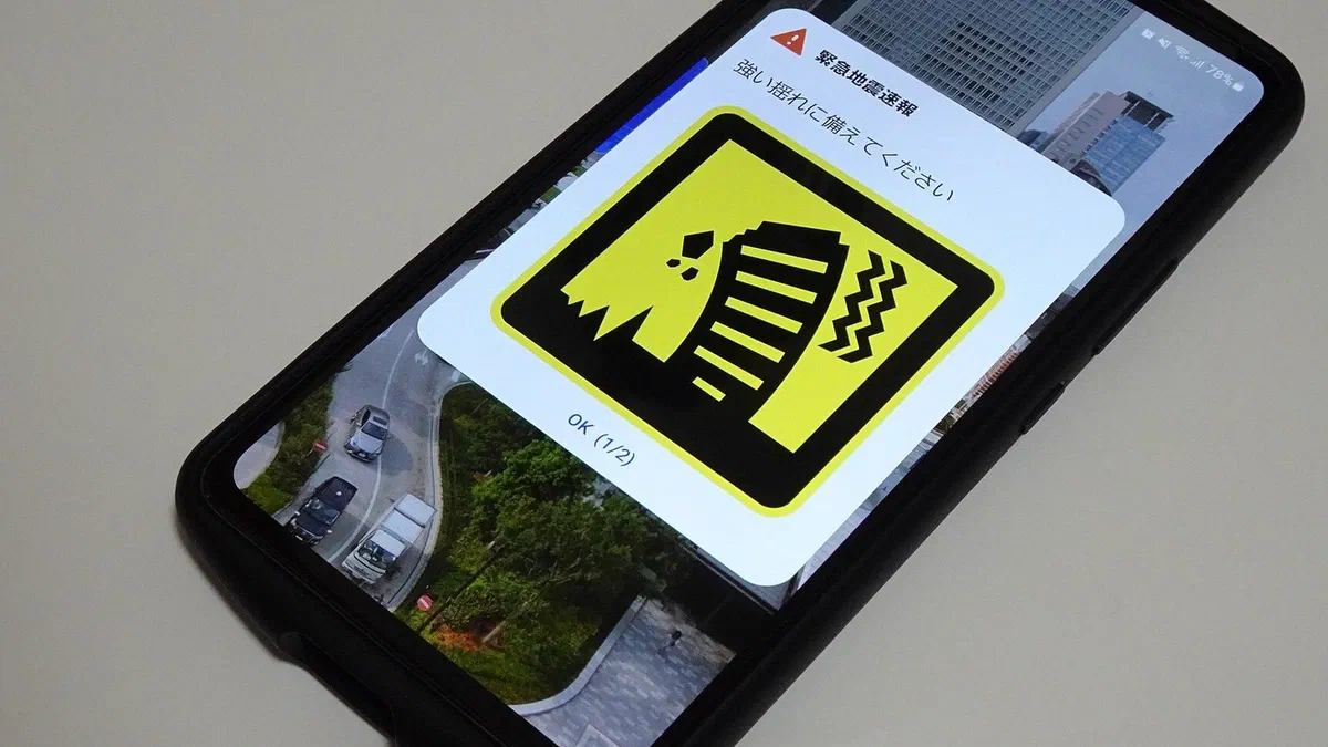 Un teléfono inteligente muestra una alerta temprana de terremoto en Japón (imagen ilustrativa).
