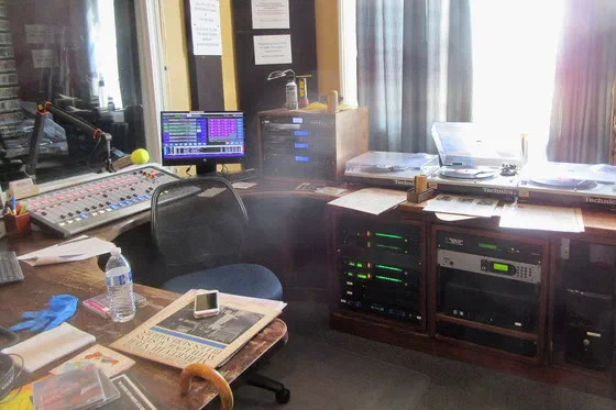 Imagen de archivo: Consola y equipos de un estudio de radio.