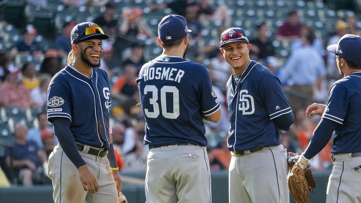 Fernando Tatis Jr. y Manny Machado, con el uniforme de los Padres de San Diego, durante un partido en Baltimore en 2019.