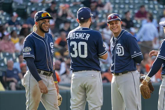 Fernando Tatis Jr. y Manny Machado, con el uniforme de los Padres de San Diego, durante un partido en Baltimore en 2019.