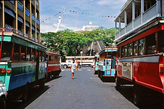 Tránsito de autobuses en una calle de Puerto Príncipe, capital de Haití.